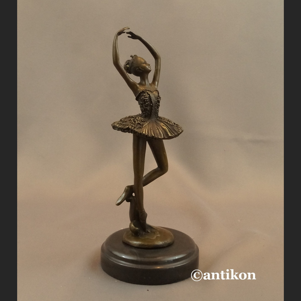 Figurka baletnicy z brązu na prezent 