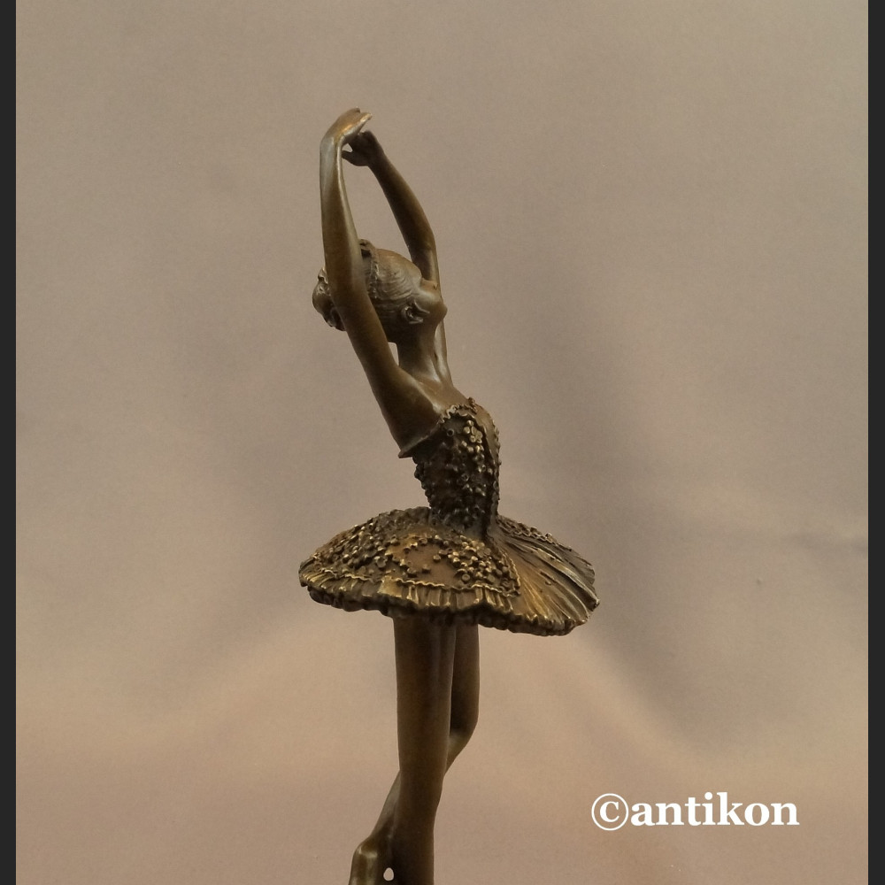 Figurka baletnicy z brązu na prezent 