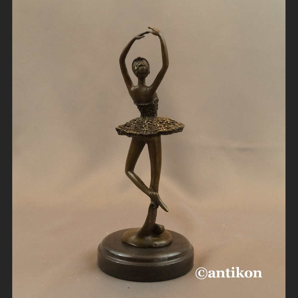 Figurka baletnicy z brązu na prezent 