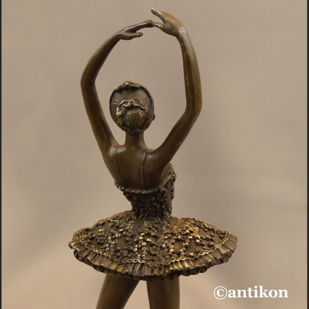 Figurka baletnicy z brązu na prezent 