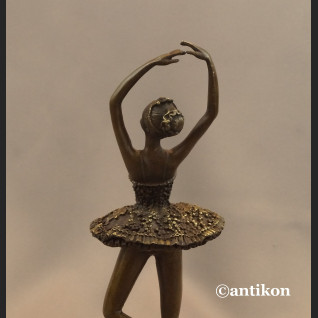 Figurka baletnicy z brązu na prezent 