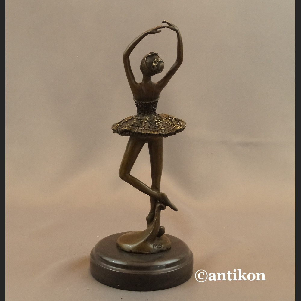 Figurka baletnicy z brązu na prezent 