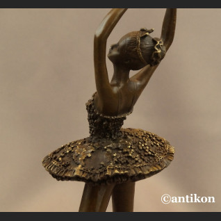 Figurka baletnicy z brązu na prezent 