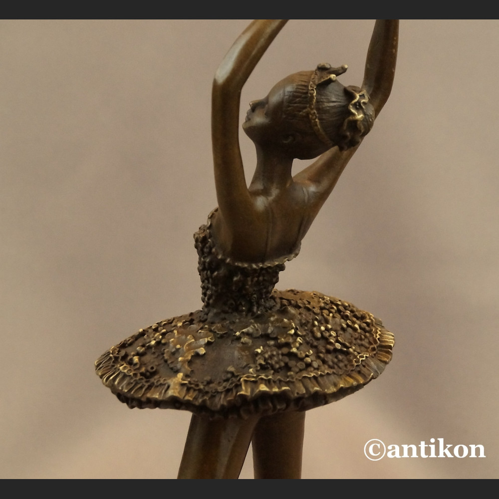 Figurka baletnicy z brązu na prezent 