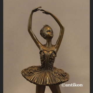 Figurka baletnicy z brązu na prezent 
