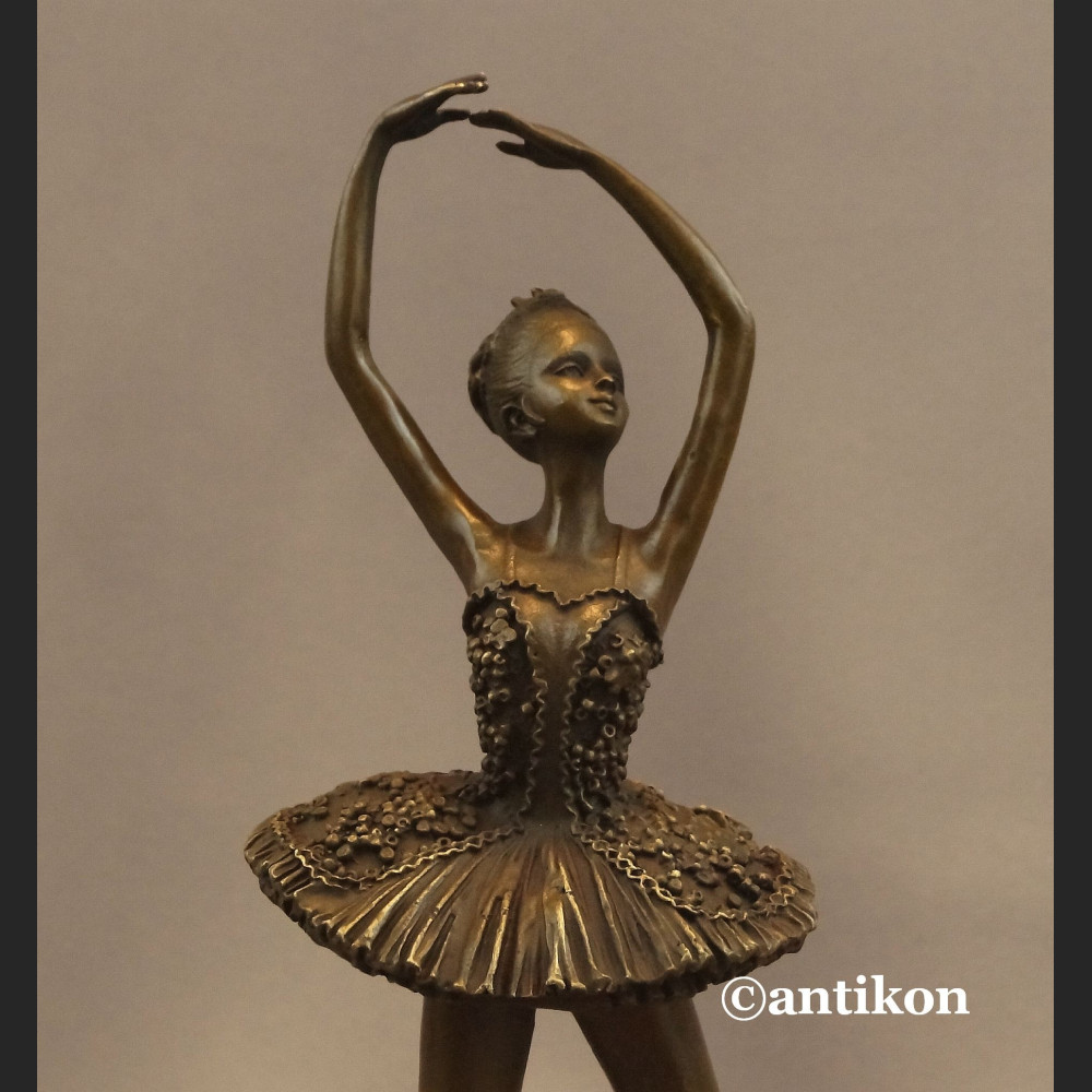 Figurka baletnicy z brązu na prezent 