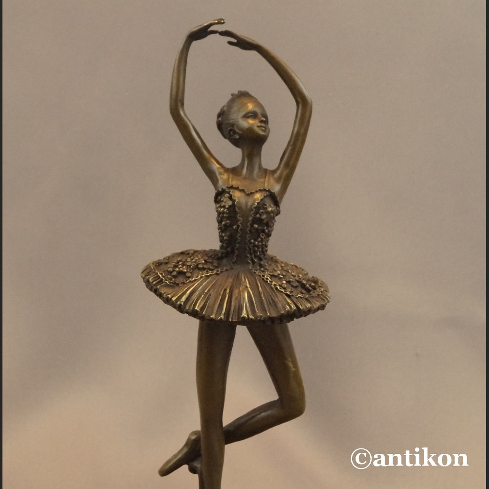 Figurka baletnicy z brązu na prezent 