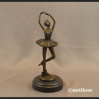 Figurka baletnicy z brązu na prezent 