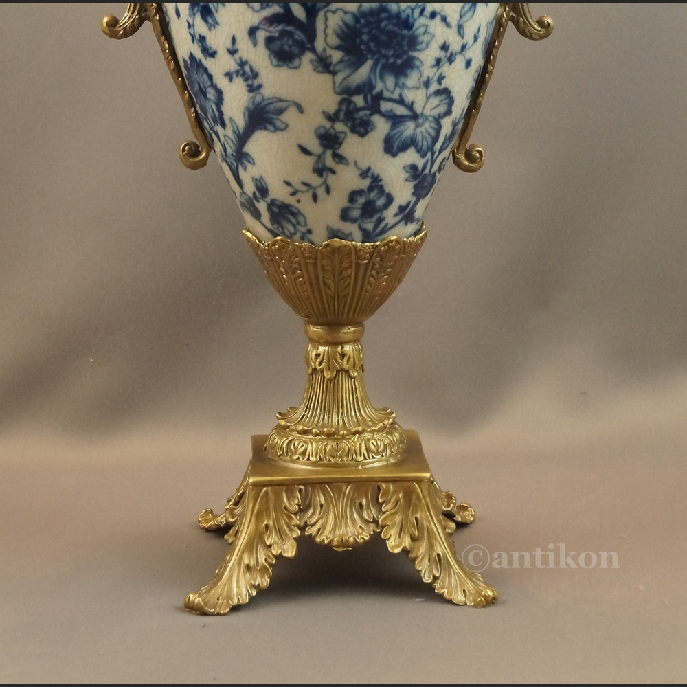 Wazon z wzorem cebulowym z porcelany 