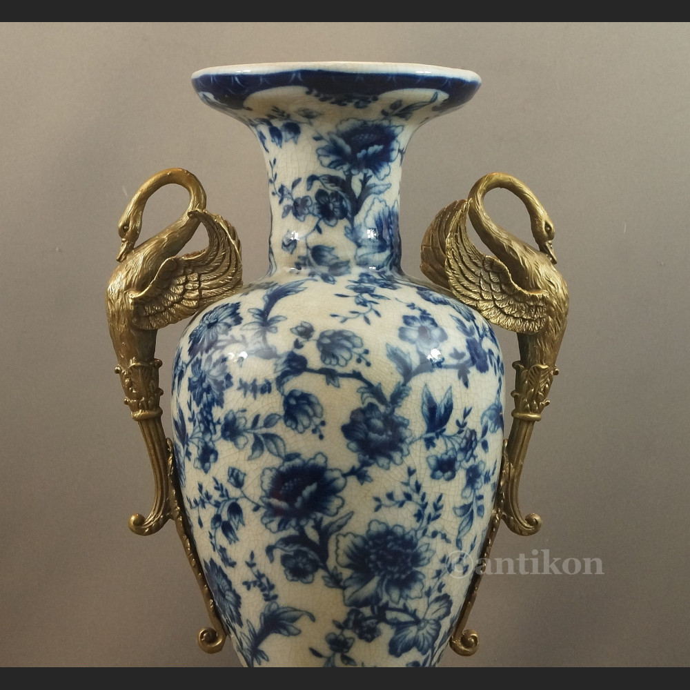 Wazon z wzorem cebulowym z porcelany 