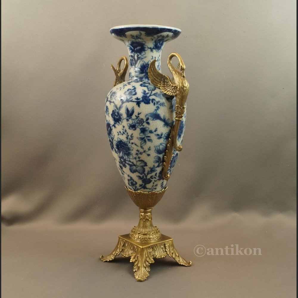 Wazon z wzorem cebulowym z porcelany 