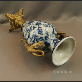 Wazon z wzorem cebulowym z porcelany 