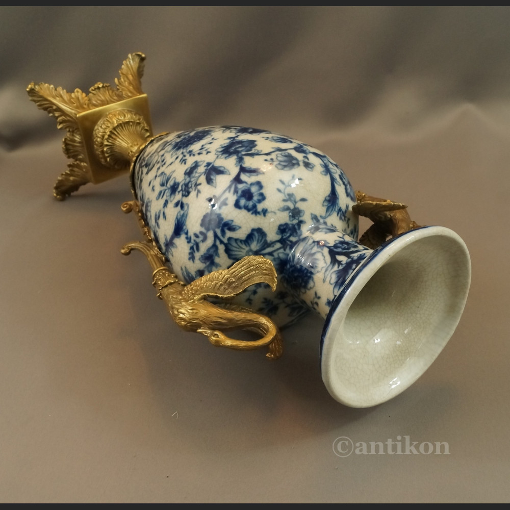 Wazon z wzorem cebulowym z porcelany 