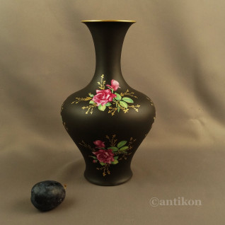 Czarny wazon z różami Rosenthal Czarny wazon z różami Rosenthal