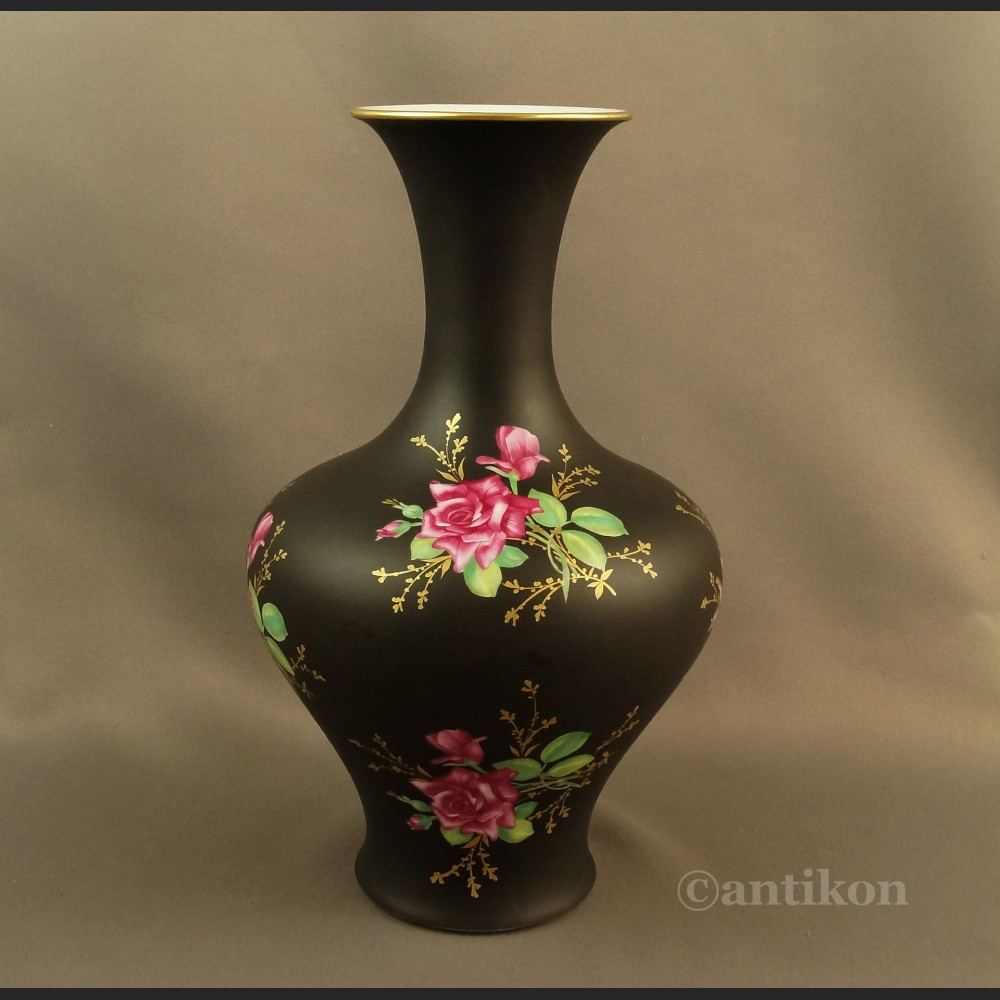 Czarny wazon z różami Rosenthal Czarny wazon z różami Rosenthal