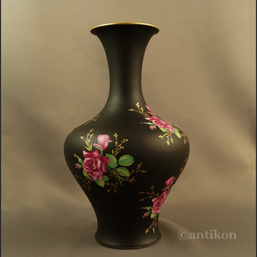Czarny wazon z różami Rosenthal Czarny wazon z różami Rosenthal