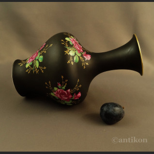 Czarny wazon z różami Rosenthal Czarny wazon z różami Rosenthal