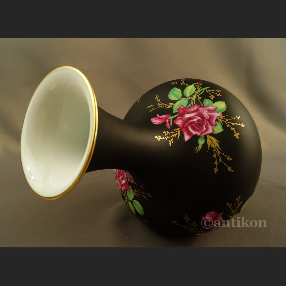 Czarny wazon z różami Rosenthal Czarny wazon z różami Rosenthal
