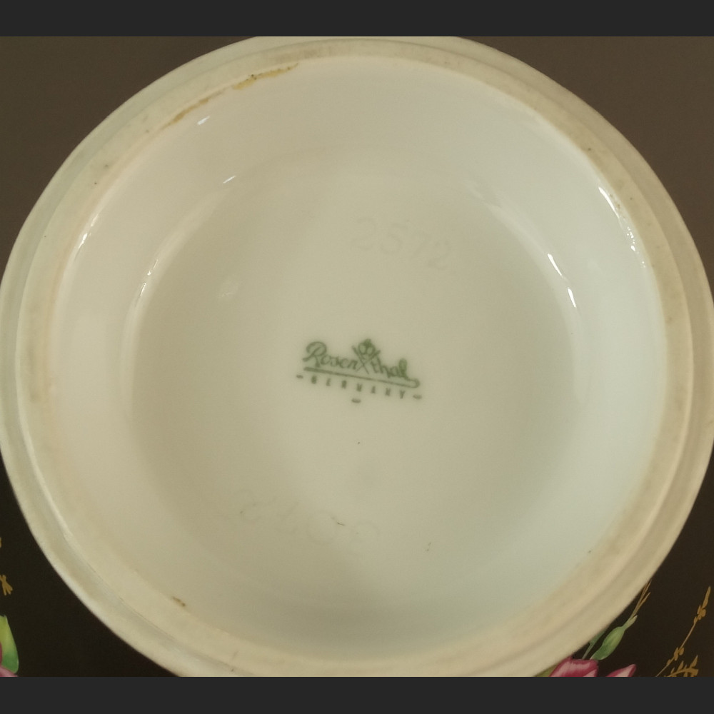 Czarny wazon z różami Rosenthal Czarny wazon z różami Rosenthal