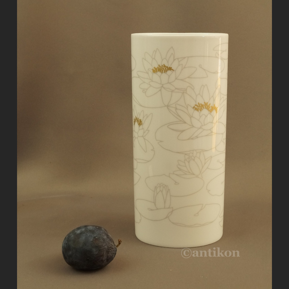 Biały wazon Rosenthal z liliami wodnymi 