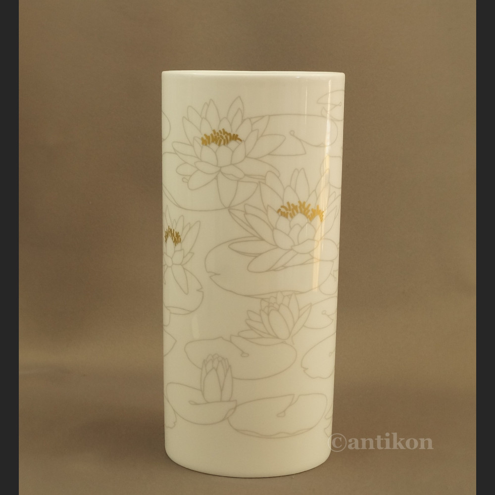 Biały wazon Rosenthal z liliami wodnymi Biały wazon Rosenthal z liliami wodnymi