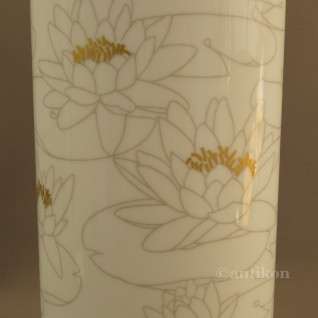 Biały wazon Rosenthal z liliami wodnymi Biały wazon Rosenthal z liliami wodnymi