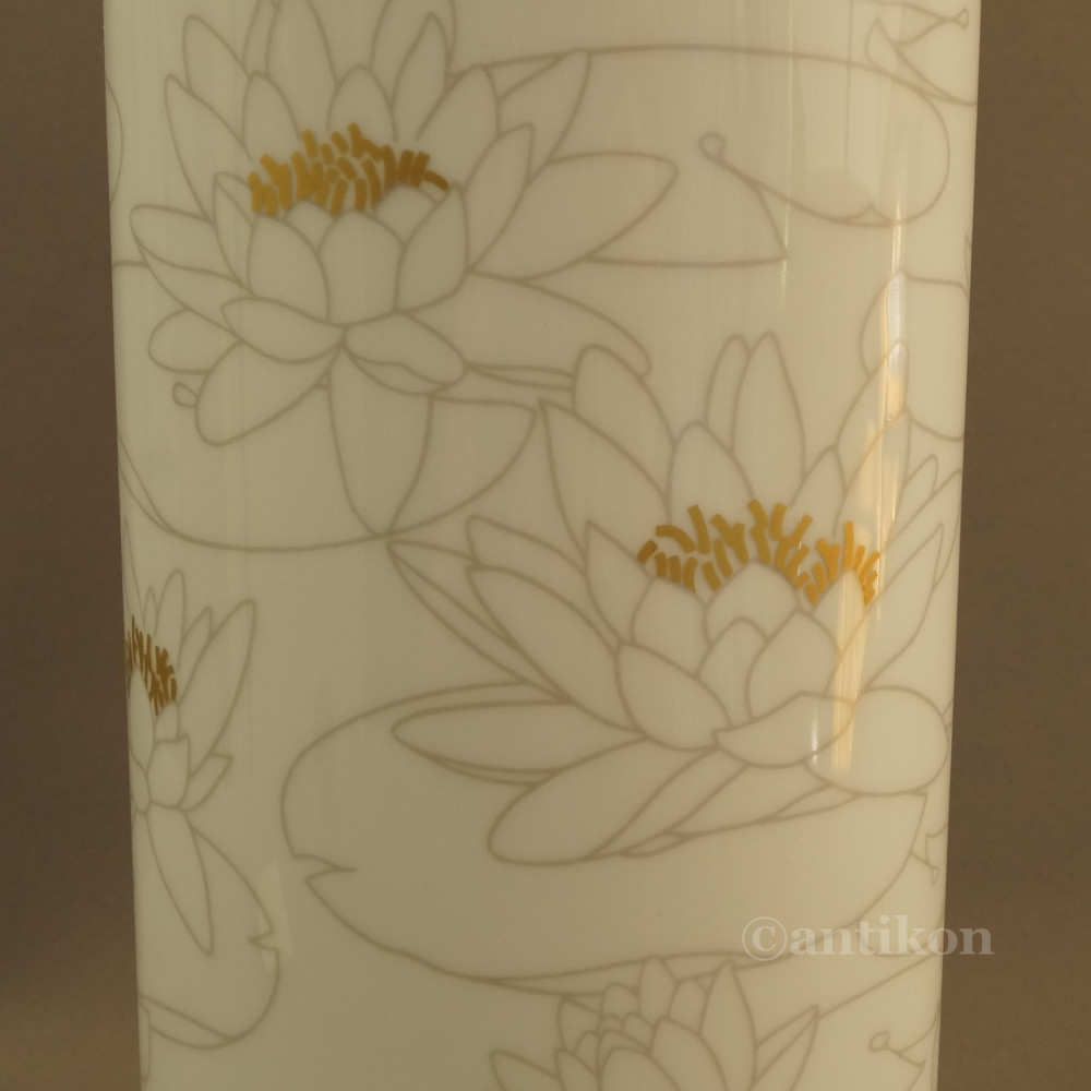 Biały wazon Rosenthal z liliami wodnymi Biały wazon Rosenthal z liliami wodnymi