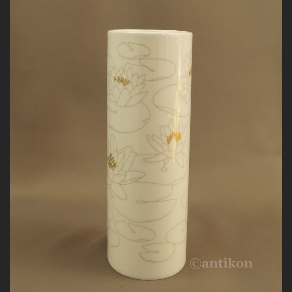 Biały wazon Rosenthal z liliami wodnymi Biały wazon Rosenthal z liliami wodnymi