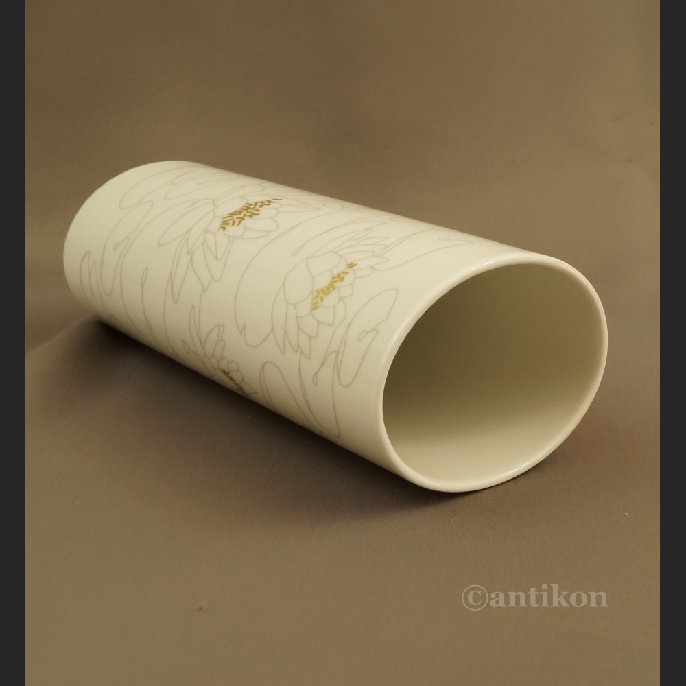 Biały wazon Rosenthal z liliami wodnymi Biały wazon Rosenthal z liliami wodnymi