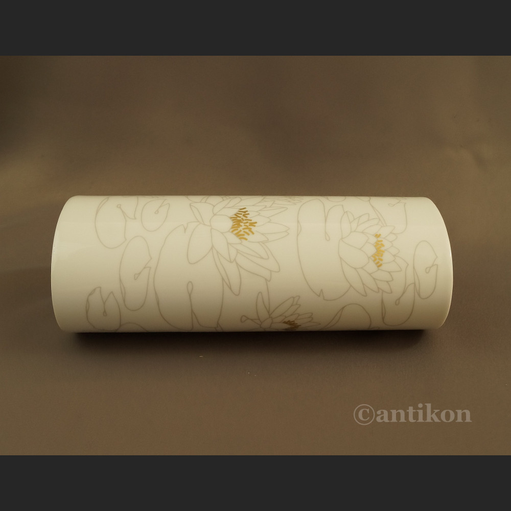 Biały wazon Rosenthal z liliami wodnymi Biały wazon Rosenthal z liliami wodnymi