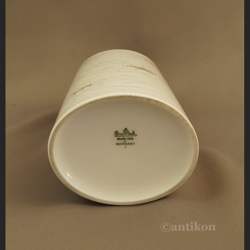 Biały wazon Rosenthal z liliami wodnymi Biały wazon Rosenthal z liliami wodnymi