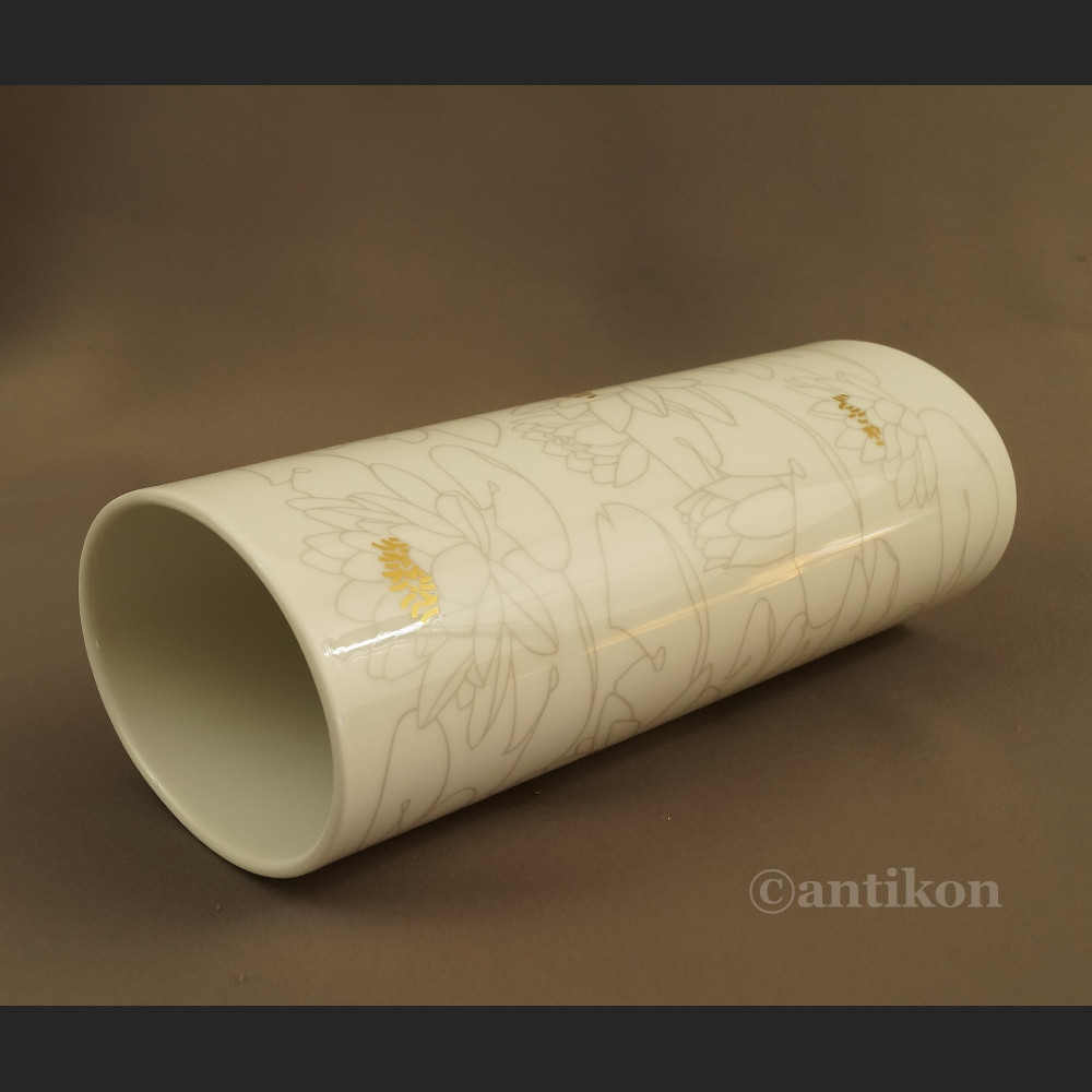 Biały wazon Rosenthal z liliami wodnymi Biały wazon Rosenthal z liliami wodnymi