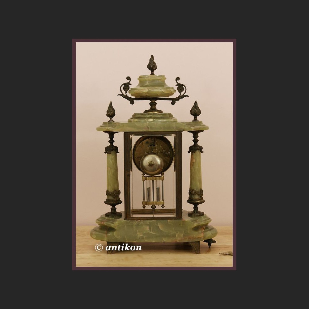 Francuski zegar kominkowy z wahadłem 