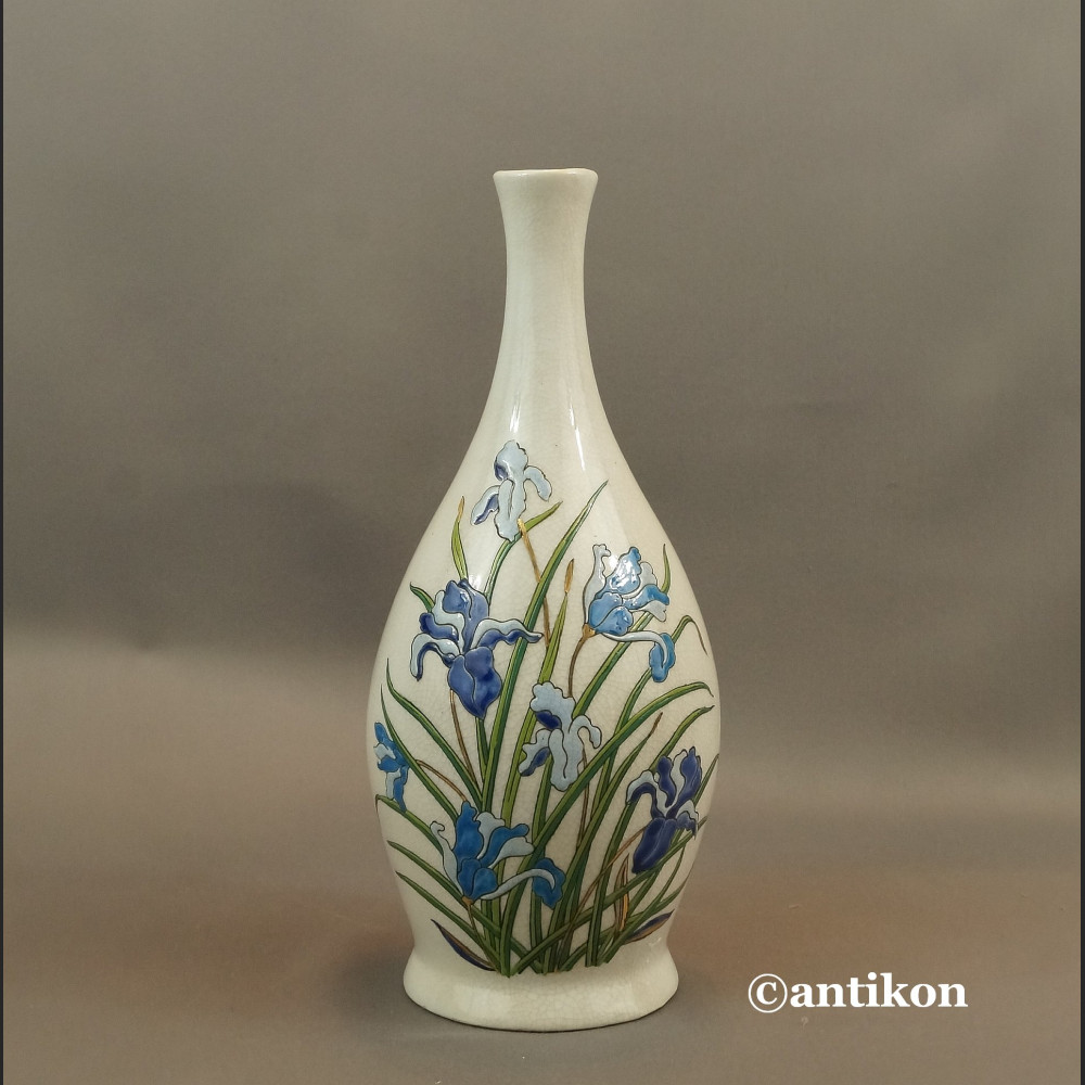 Malowany  wazon z irysami 