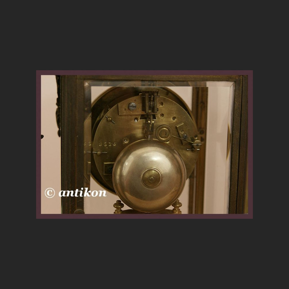 Francuski zegar kominkowy z wahadłem 