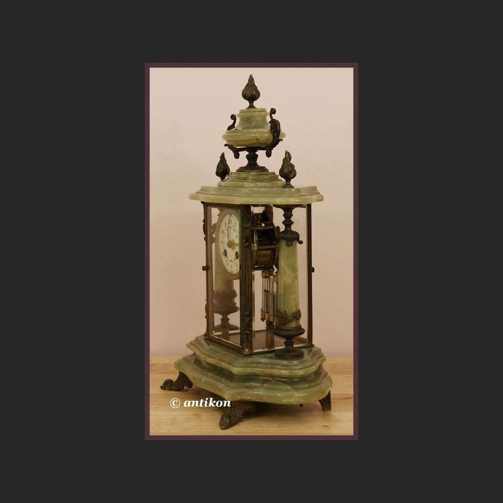 Francuski zegar kominkowy z wahadłem 