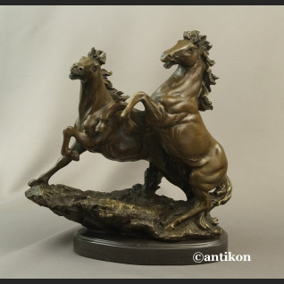 Dzikie konie rzeźba z brązu duża na prezent  Dzikie konie rzeźba z brązu duża na prezent