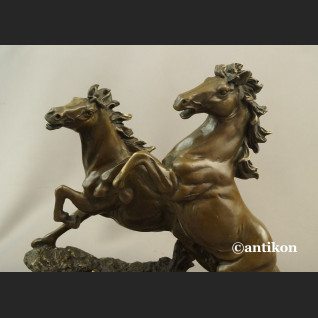 Dzikie konie rzeźba z brązu duża na prezent  Dzikie konie rzeźba z brązu duża na prezent