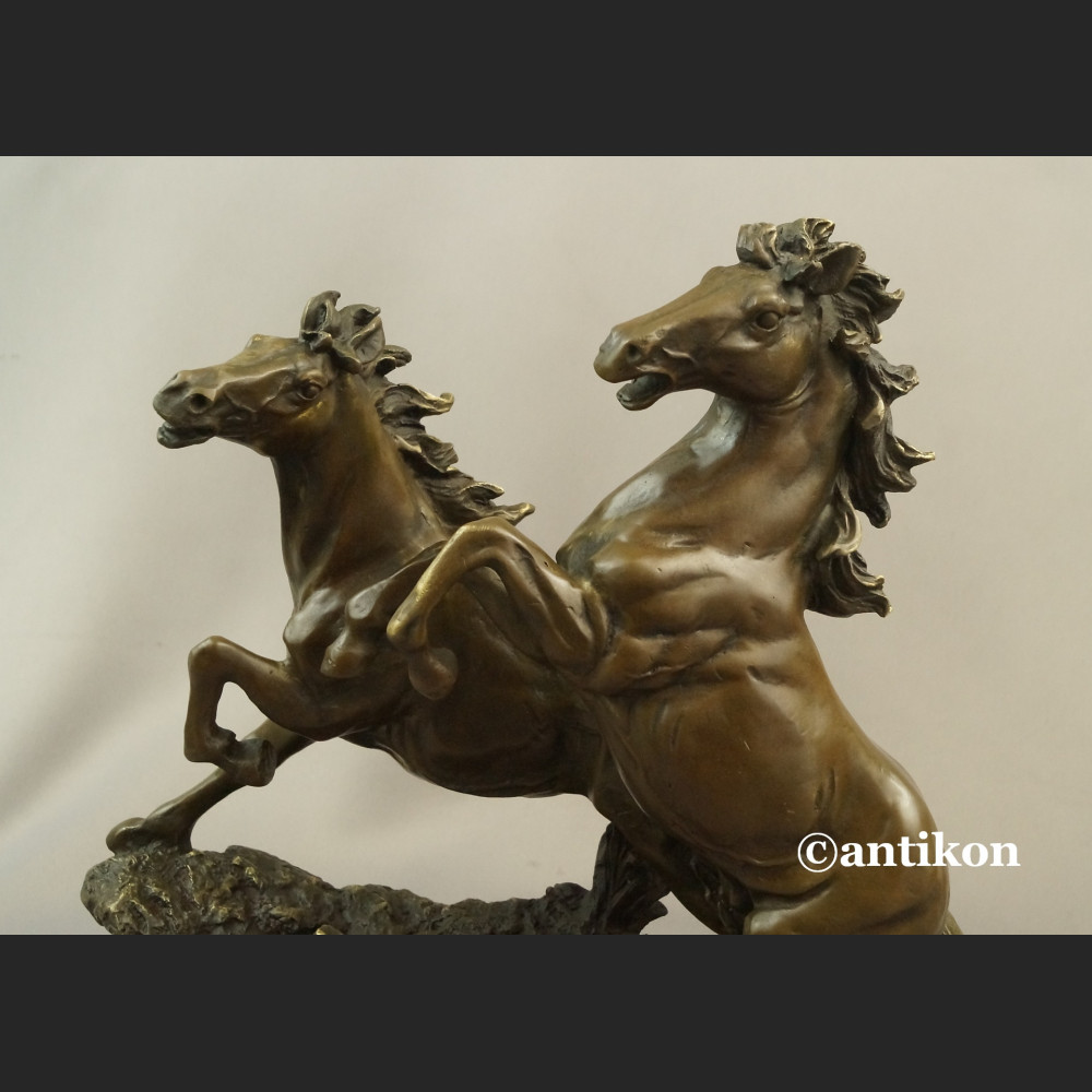 Dzikie konie rzeźba z brązu duża na prezent  Dzikie konie rzeźba z brązu duża na prezent