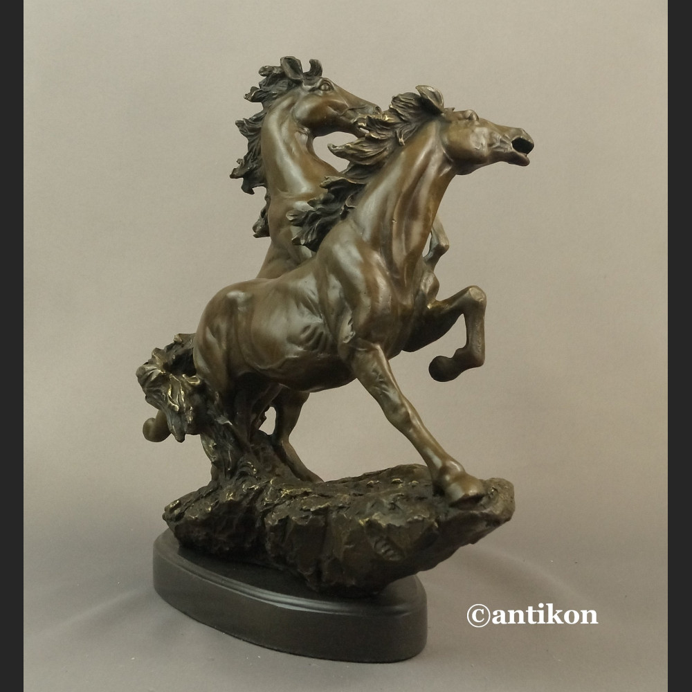 Dzikie konie rzeźba z brązu duża na prezent  Dzikie konie rzeźba z brązu duża na prezent