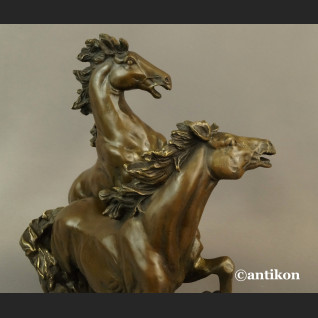 Dzikie konie rzeźba z brązu duża na prezent  Dzikie konie rzeźba z brązu duża na prezent