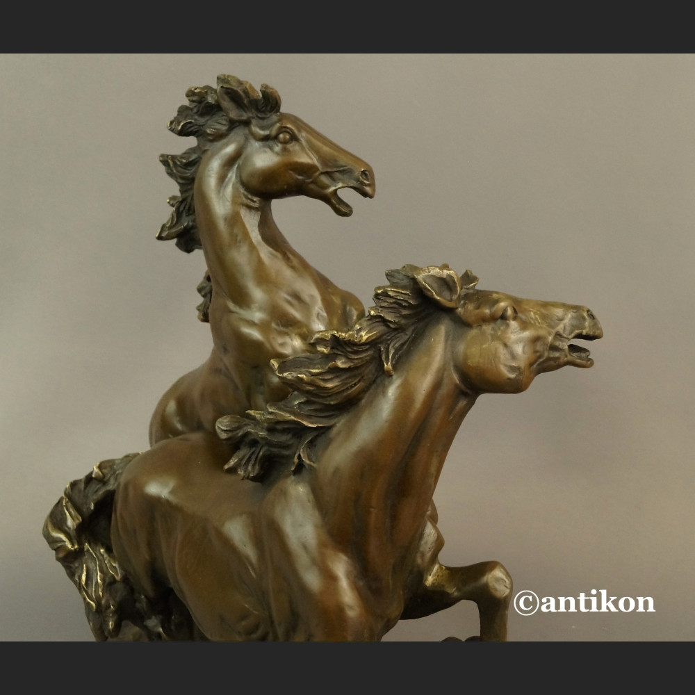 Dzikie konie rzeźba z brązu duża na prezent  Dzikie konie rzeźba z brązu duża na prezent