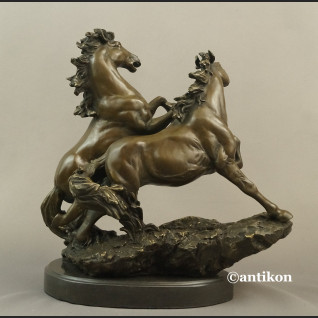 Dzikie konie rzeźba z brązu duża na prezent  Dzikie konie rzeźba z brązu duża na prezent