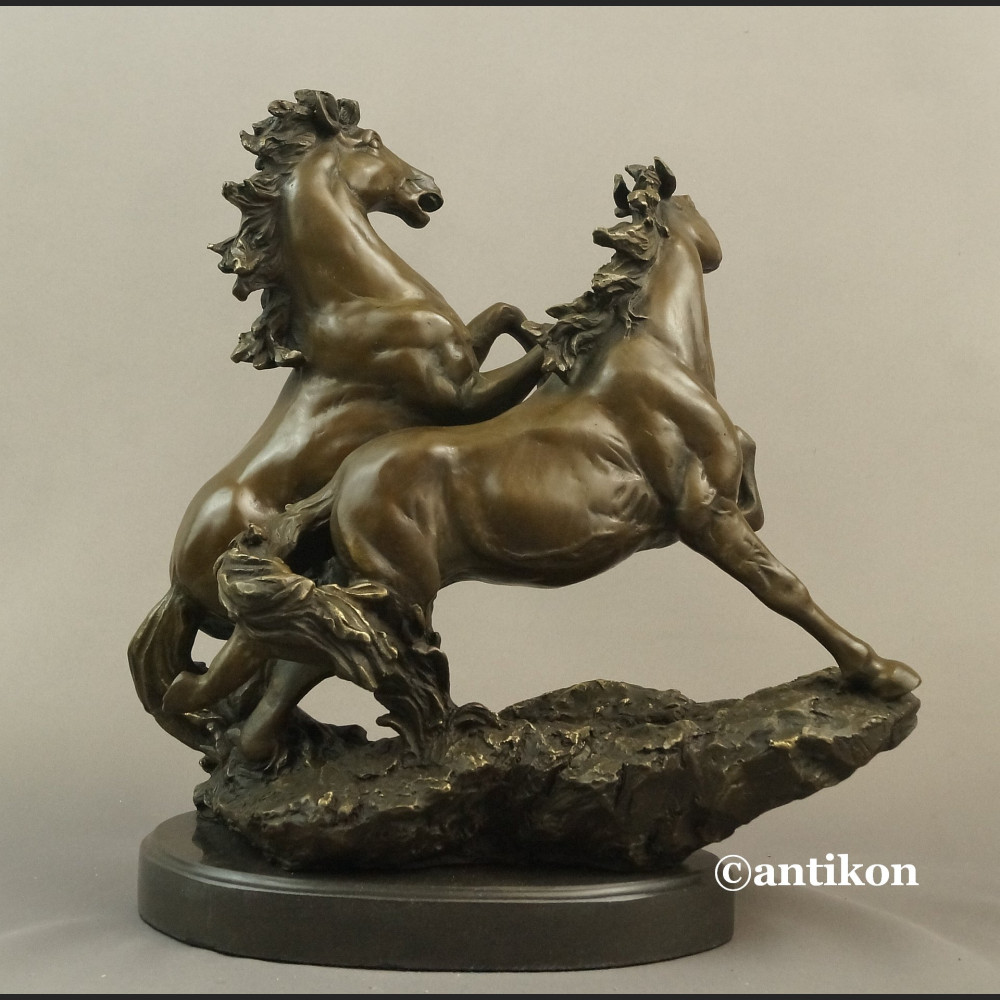 Dzikie konie rzeźba z brązu duża na prezent  Dzikie konie rzeźba z brązu duża na prezent