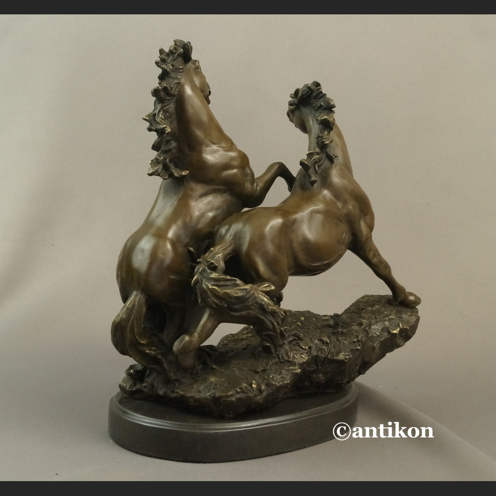 Dzikie konie rzeźba z brązu duża na prezent  Dzikie konie rzeźba z brązu duża na prezent