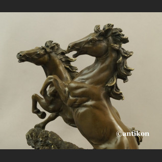 Dzikie konie rzeźba z brązu duża na prezent  Dzikie konie rzeźba z brązu duża na prezent