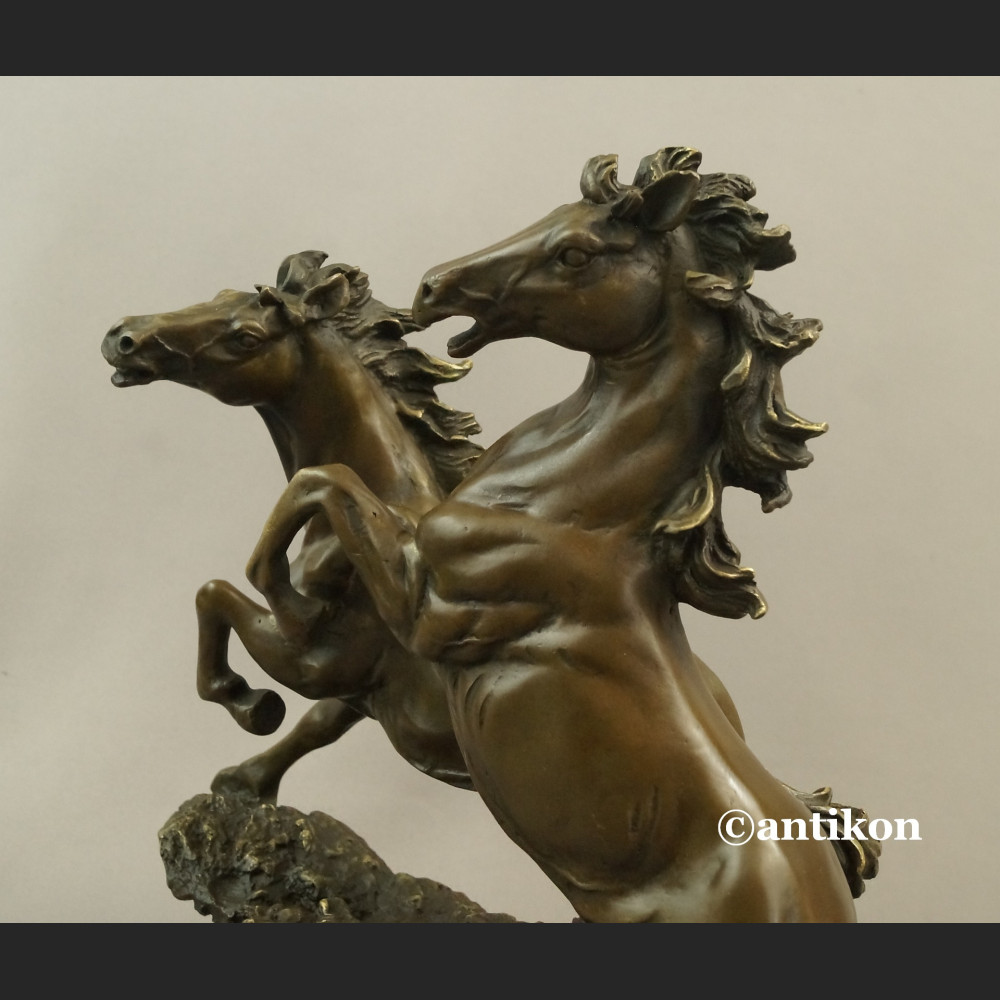 Dzikie konie rzeźba z brązu duża na prezent  Dzikie konie rzeźba z brązu duża na prezent