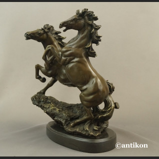 Dzikie konie rzeźba z brązu duża na prezent  Dzikie konie rzeźba z brązu duża na prezent