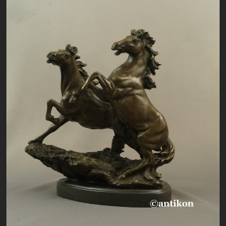 Dzikie konie rzeźba z brązu duża na prezent  Dzikie konie rzeźba z brązu duża na prezent