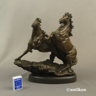 Dzikie konie rzeźba z brązu duża na prezent  Dzikie konie rzeźba z brązu duża na prezent